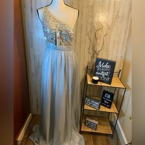 Beautifly NWT. One shoulder gown. Size 8